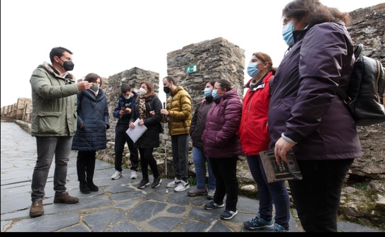 La edil de Cultura y el director de los museos de Ponferrada, junto a los miembros de Asprona Bierzo durante la visita.