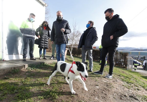 El alcalde de Ponferrada visita el albergue canino municipal.