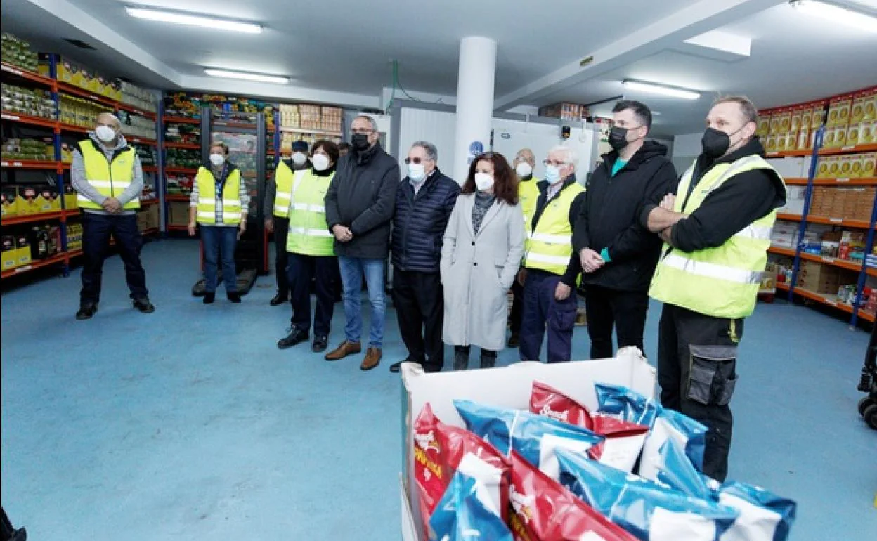 El alcalde de Ponferrada, Olegario Ramón (C), visita las instalaciones del Banco de Alimentos del Sil.