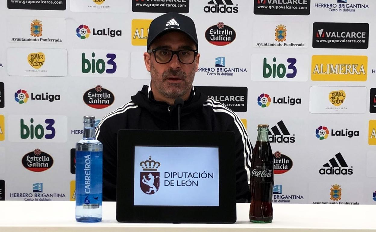 Jon Pérez Bolo, entrenador de la Deportiva, en sala de prensa.