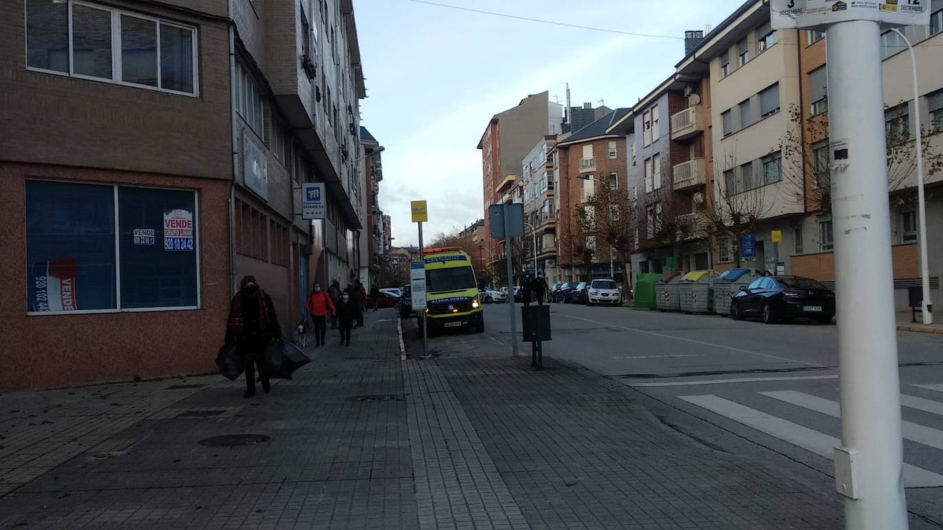 Fotos: Un helicóptero de Sacyl aterriza en una rotonda de Ponferrada