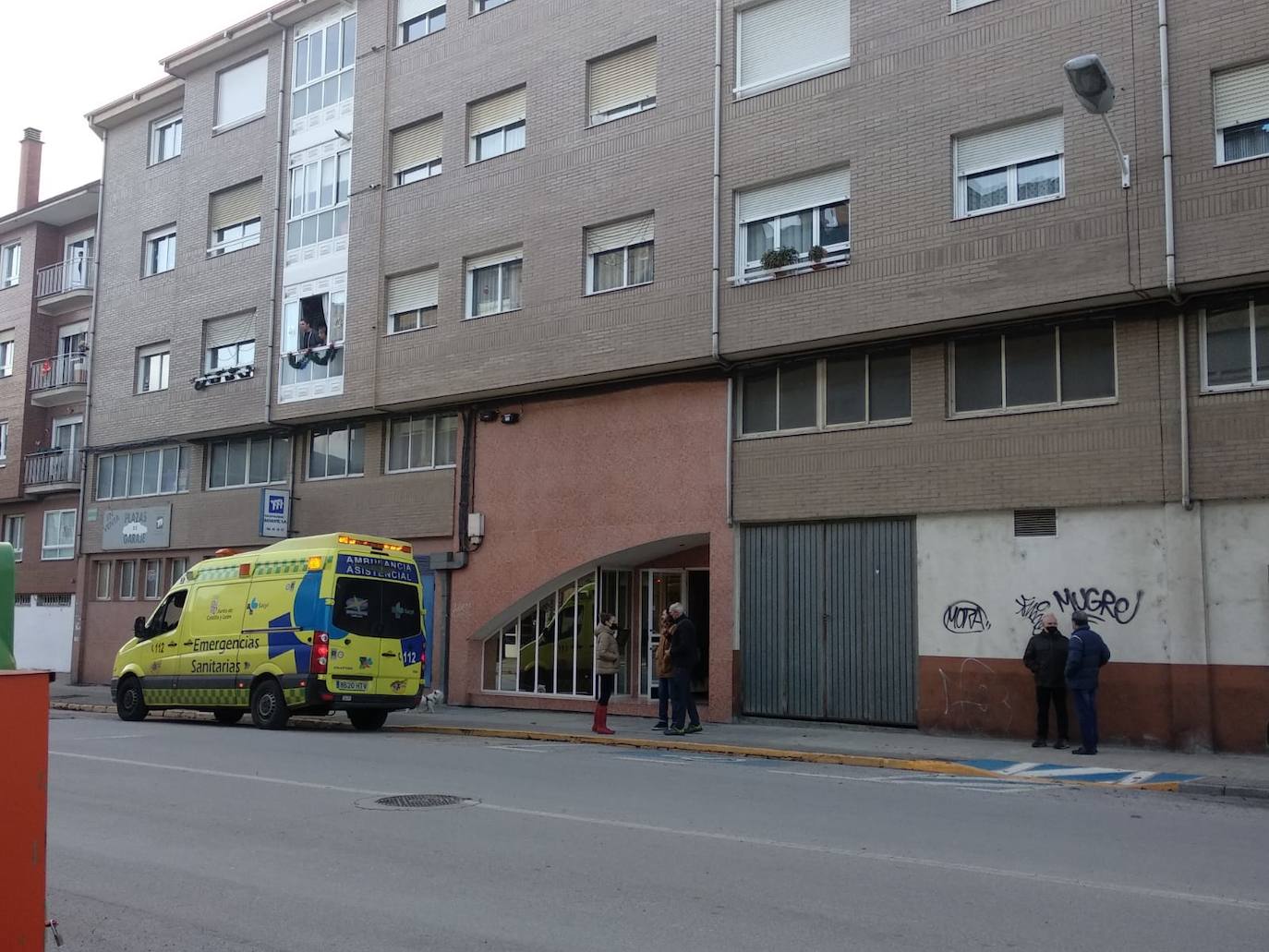 Fotos: Un helicóptero de Sacyl aterriza en una rotonda de Ponferrada