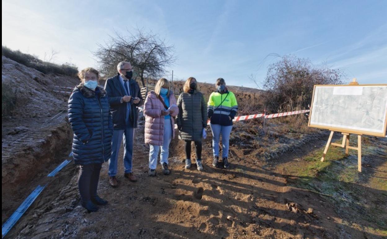 El alcalde de Ponferrada, Olegario Ramón, junto a la concejala de Infraestructuras, Carmen Doel, durante la presentación de la obra.