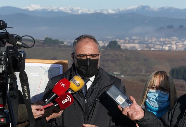 El alcalde de Ponferrada, Olegario Ramón, junto a la concejala de Infraestructuras, Carmen Doel, y los técnicos, durante la presentación de la obra.