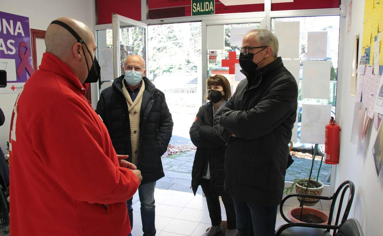 Visita del alcalde de Ponferrada a la sede de Cruz Roja.