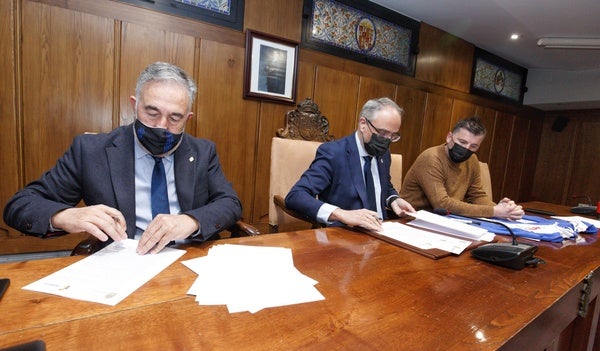 El alcalde, el presidente de la SD Ponferradina y el edil de Deportes, durante la firma del convenio.