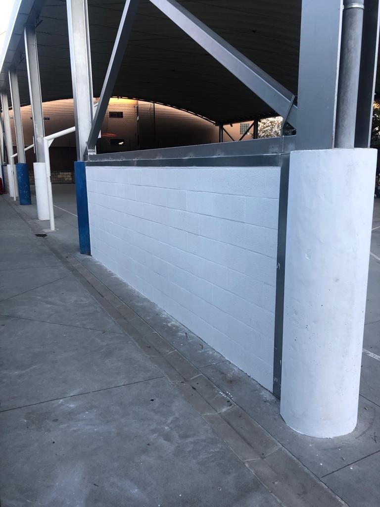 El Ayuntamiento ha eliminado las pintadas del muro perimetral del colegio público Jesús Maestro de Cuatrovientos.