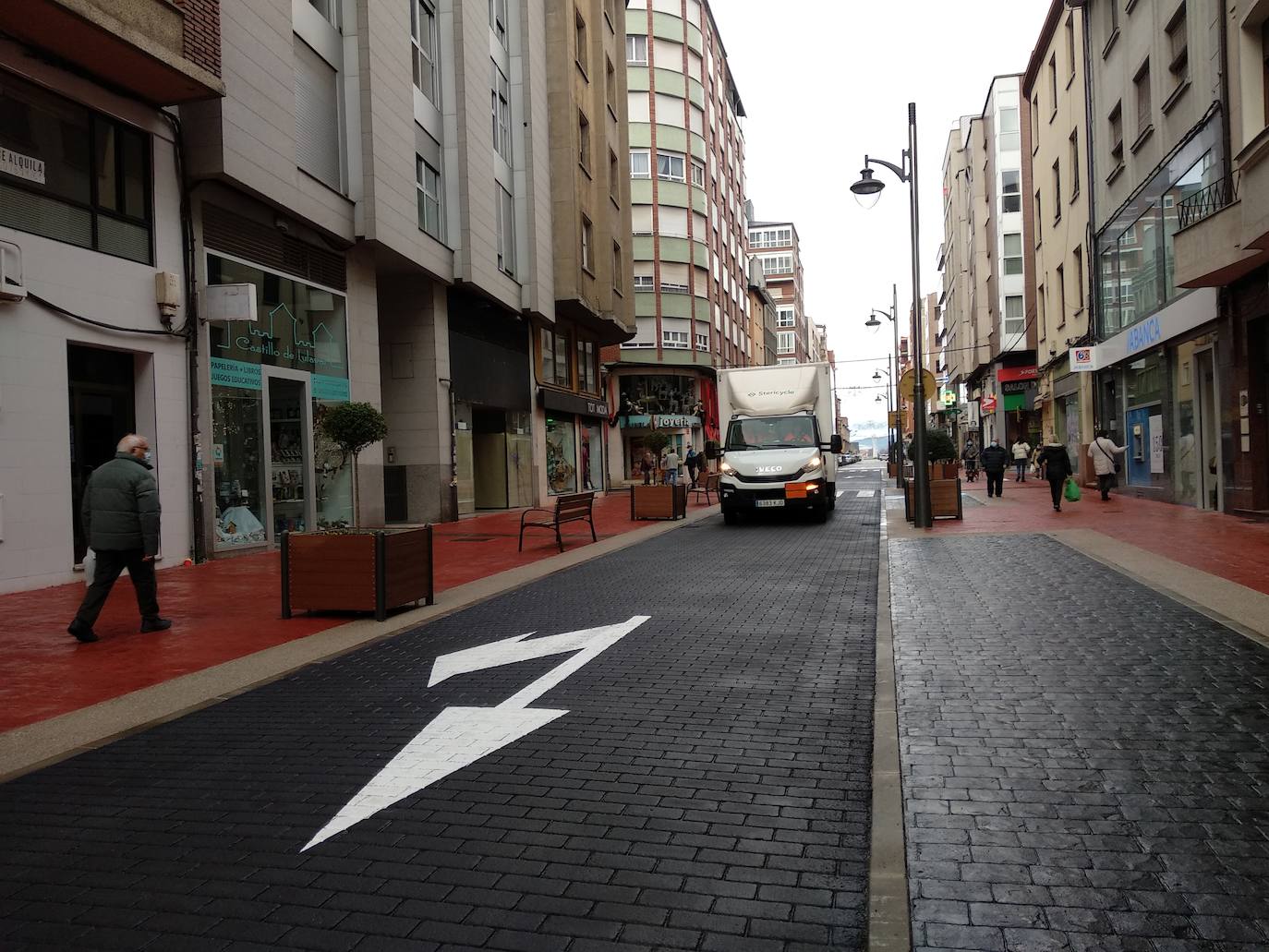 Los vehículos han comenzado a circular este miércoles por el tramo remodelado de la calle Gómez Núñez.
