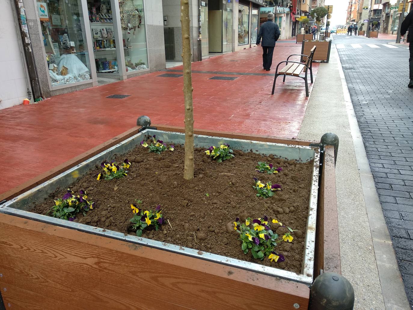 Los vehículos han comenzado a circular este miércoles por el tramo remodelado de la calle Gómez Núñez.