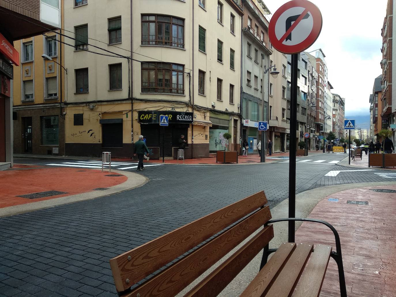 Los vehículos han comenzado a circular este miércoles por el tramo remodelado de la calle Gómez Núñez.