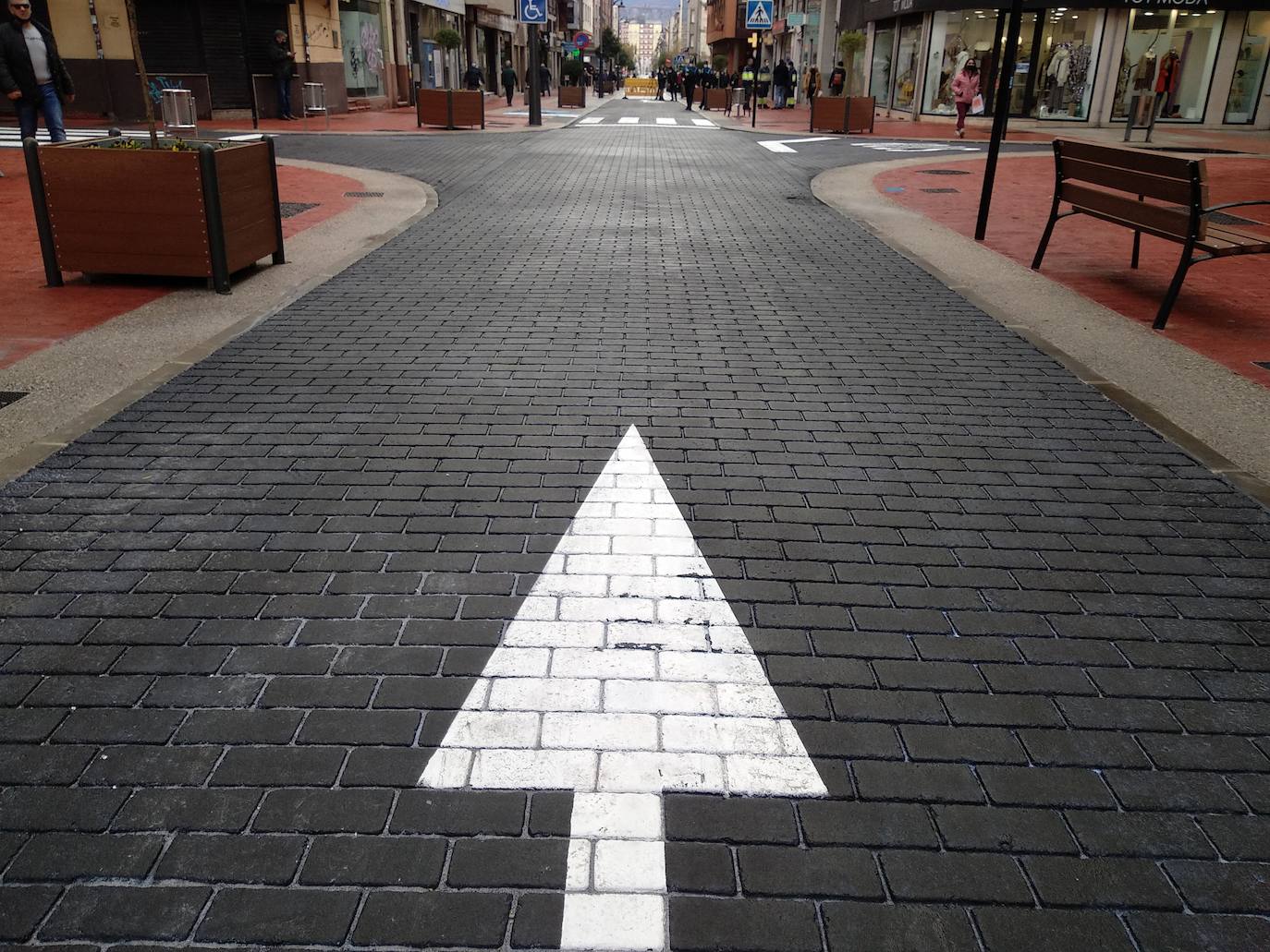 Los vehículos han comenzado a circular este miércoles por el tramo remodelado de la calle Gómez Núñez.