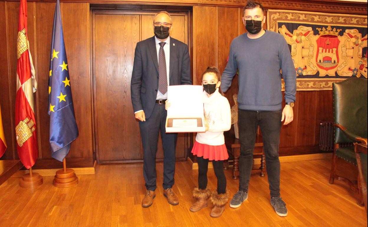 El alcalde de Ponferrada y el concejal de Deportes entregaron la placa de reconocimiento a la joven deportista Nerea Rodríguez.