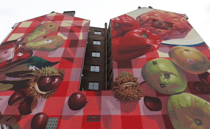 Mural que muestra los alimentos de calidad del Bierzo.
