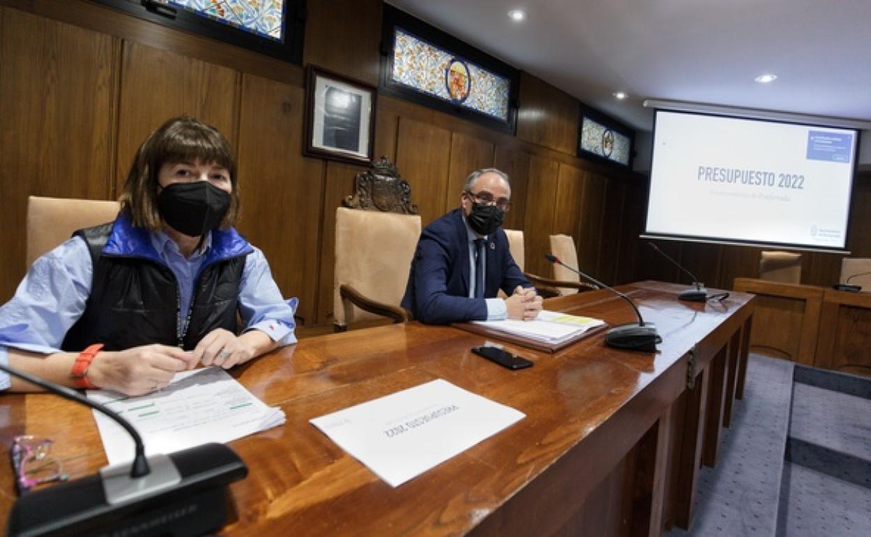 El alcalde de Ponferrada, Olegario Ramón, y la concejala de Hacienda, Mabel Fernández, durante la presentación de los presupuestos.