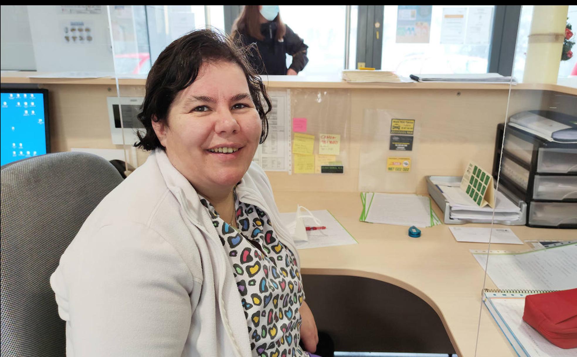 Josefina Fernández, en su puesto de trabajo en la recepción del centro de día y residencia Compostilla.