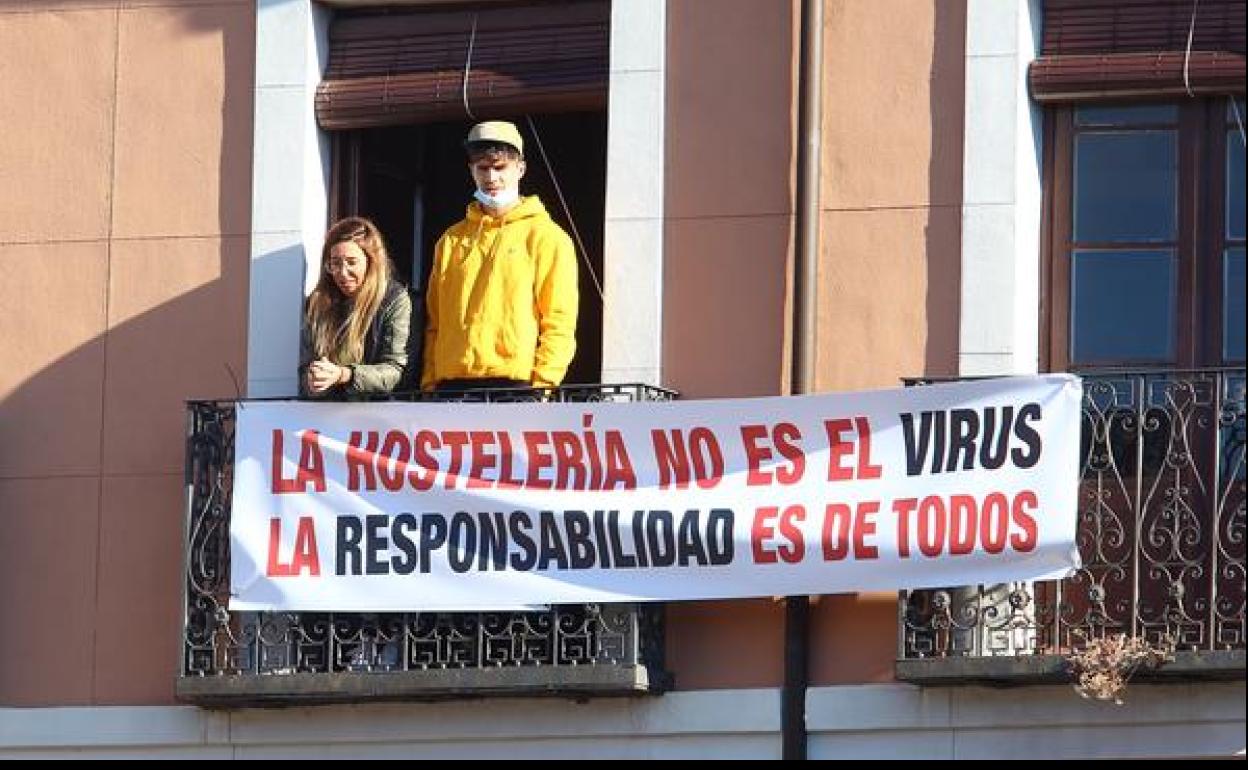 Protesta de los hosteleros bercianos en la plaza del Ayuntamiento de Ponferrada.