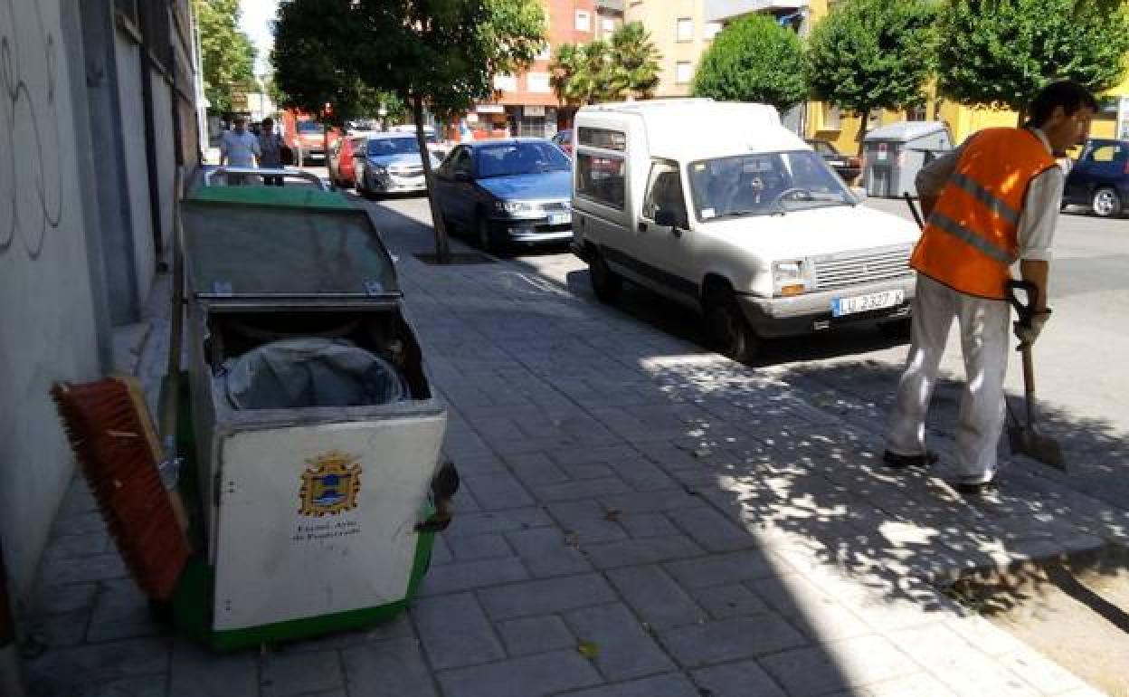 Un operario limpia una calle de Ponferrada.
