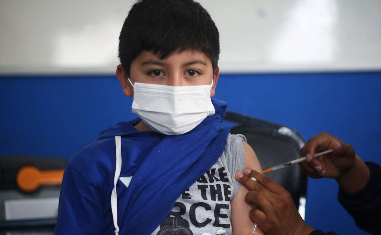 Imagen de un niño recibiendo la vacuna contra la covid.
