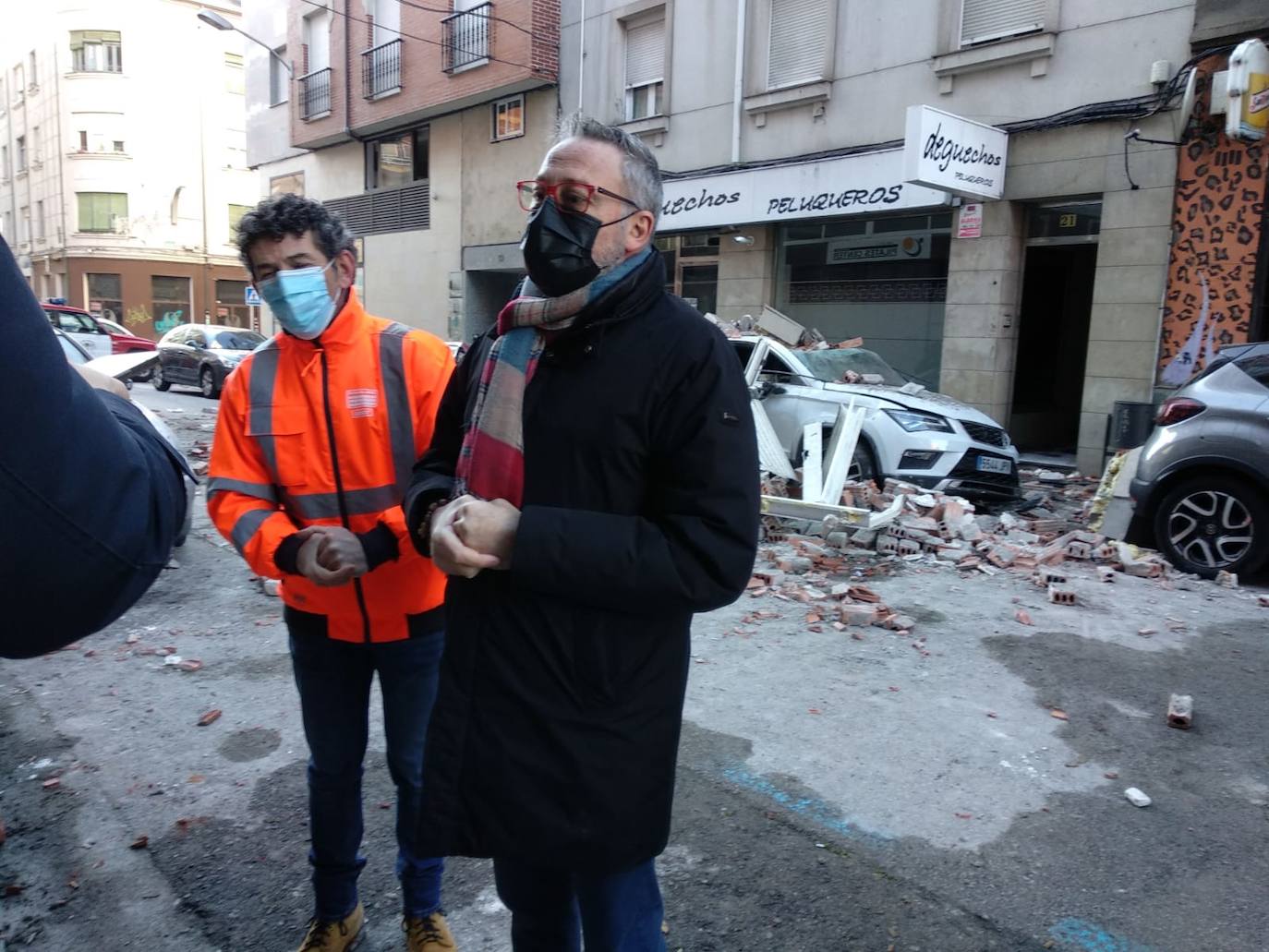 El concejal de Seguridad de Ponferrada, en la zona de la explosión.