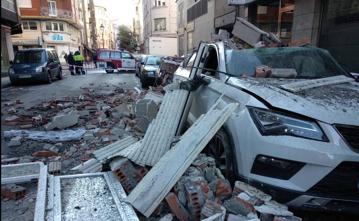 Daños provocados por la explosión provocada en el edificio situado en el número 21 de la calle Alcón de Ponferrada..