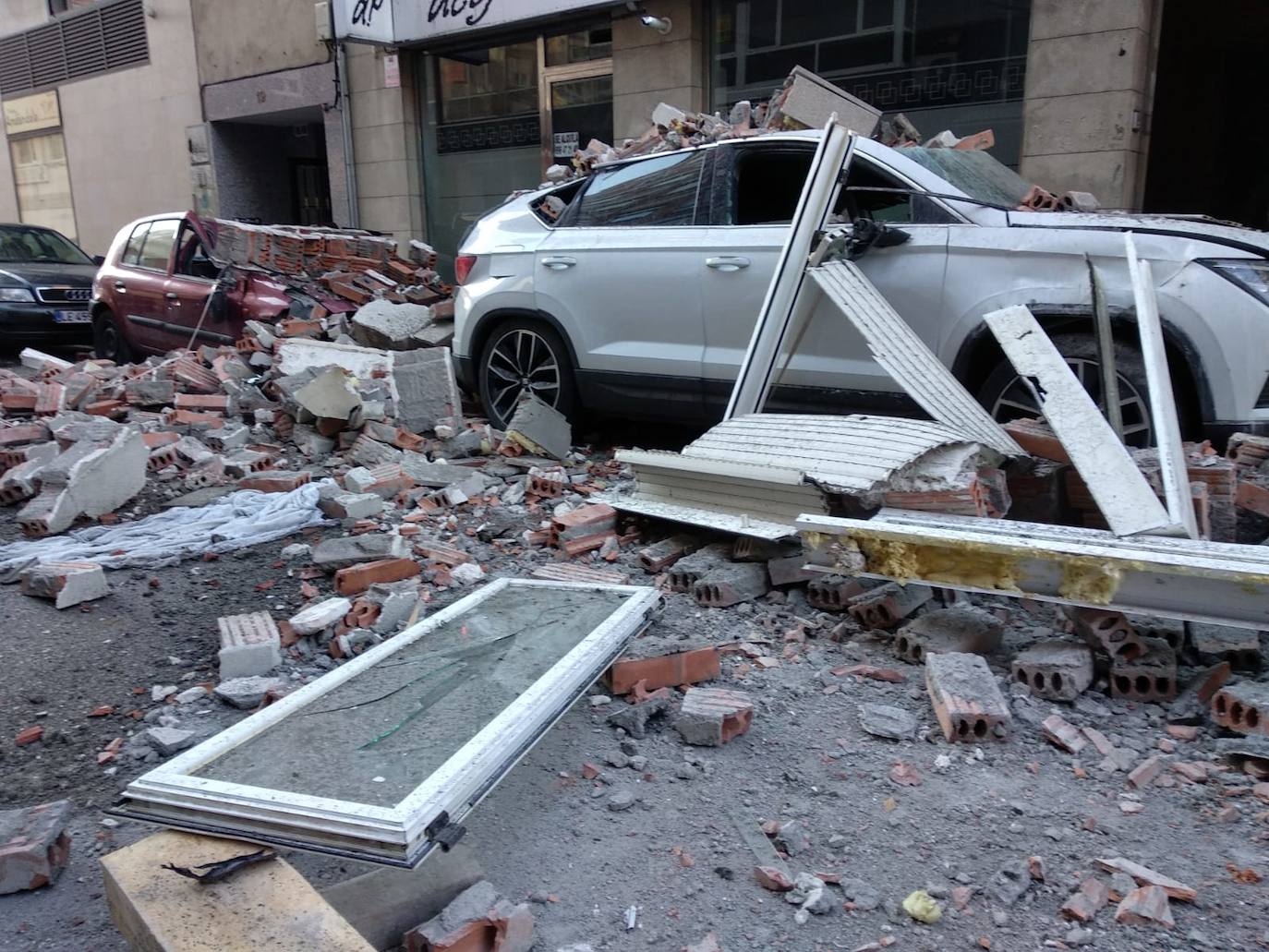 Exploción intencionada en un edificio de la calle Alcón de Ponferrada.