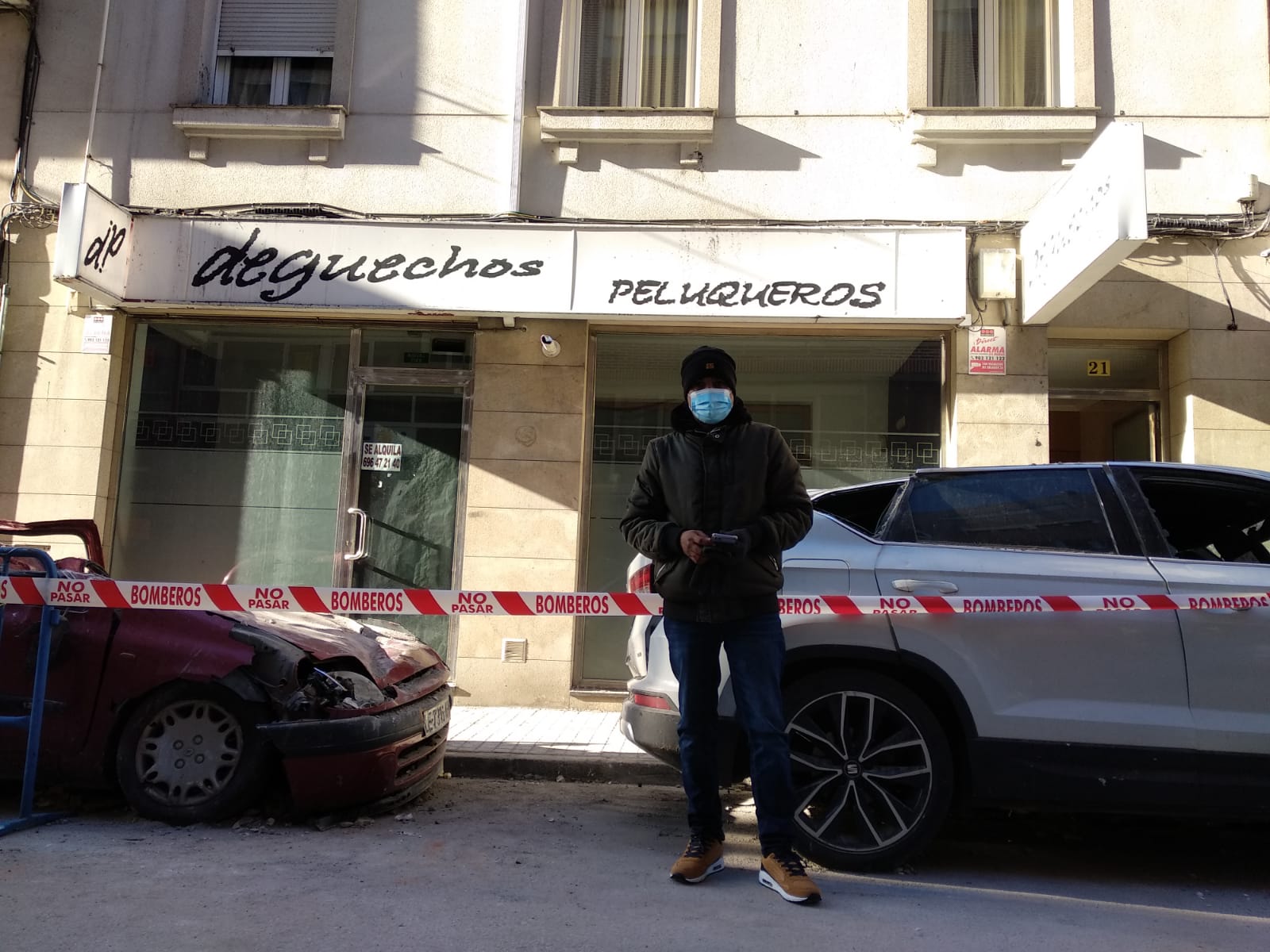 José Martínez Castillo, junto a su coche que resultó siniestro total como consecuencia de la explosión.