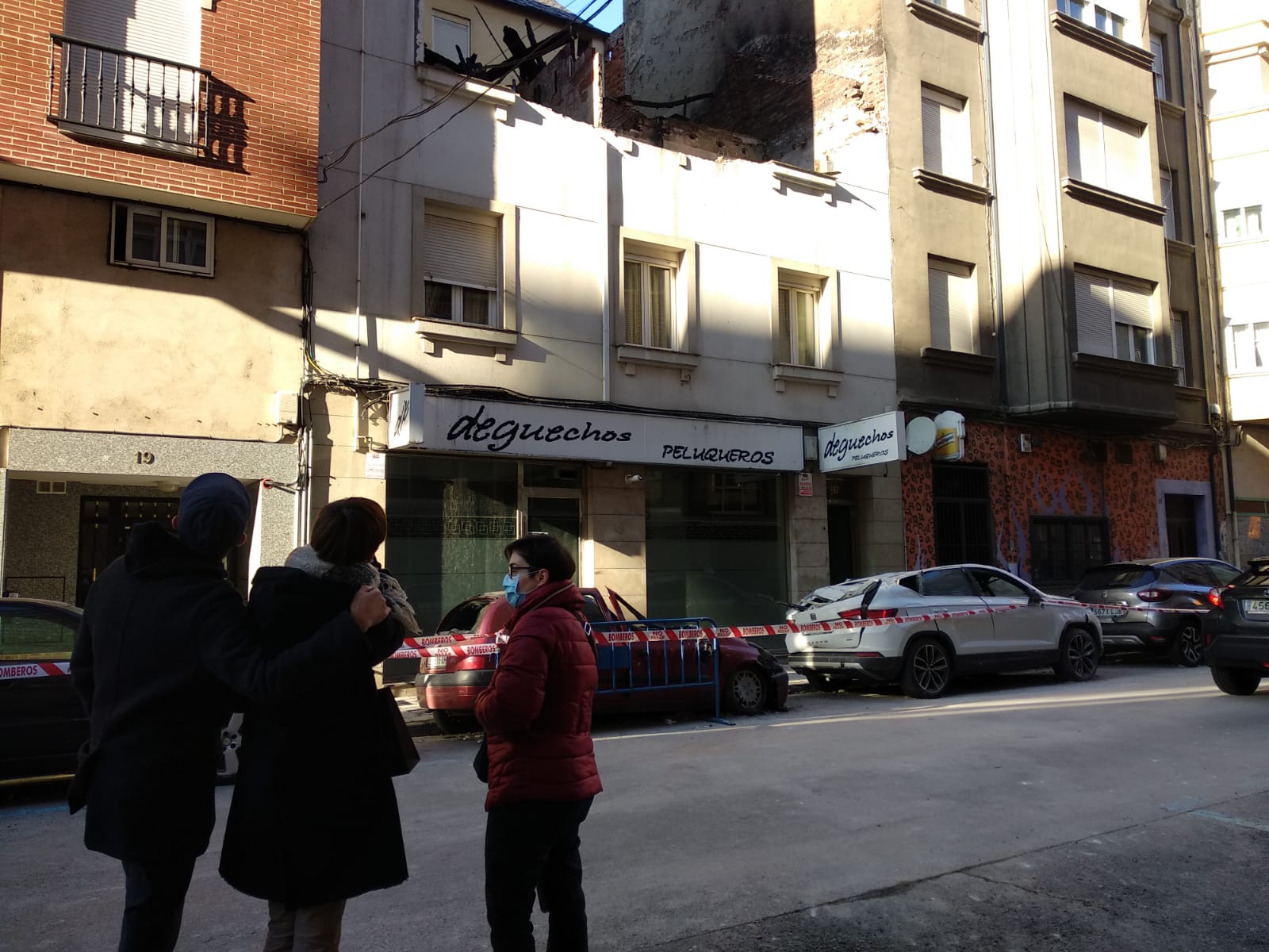 Abre al tráfico la calle Alcón tras la retirada de escombros de la explosión de un edificio.