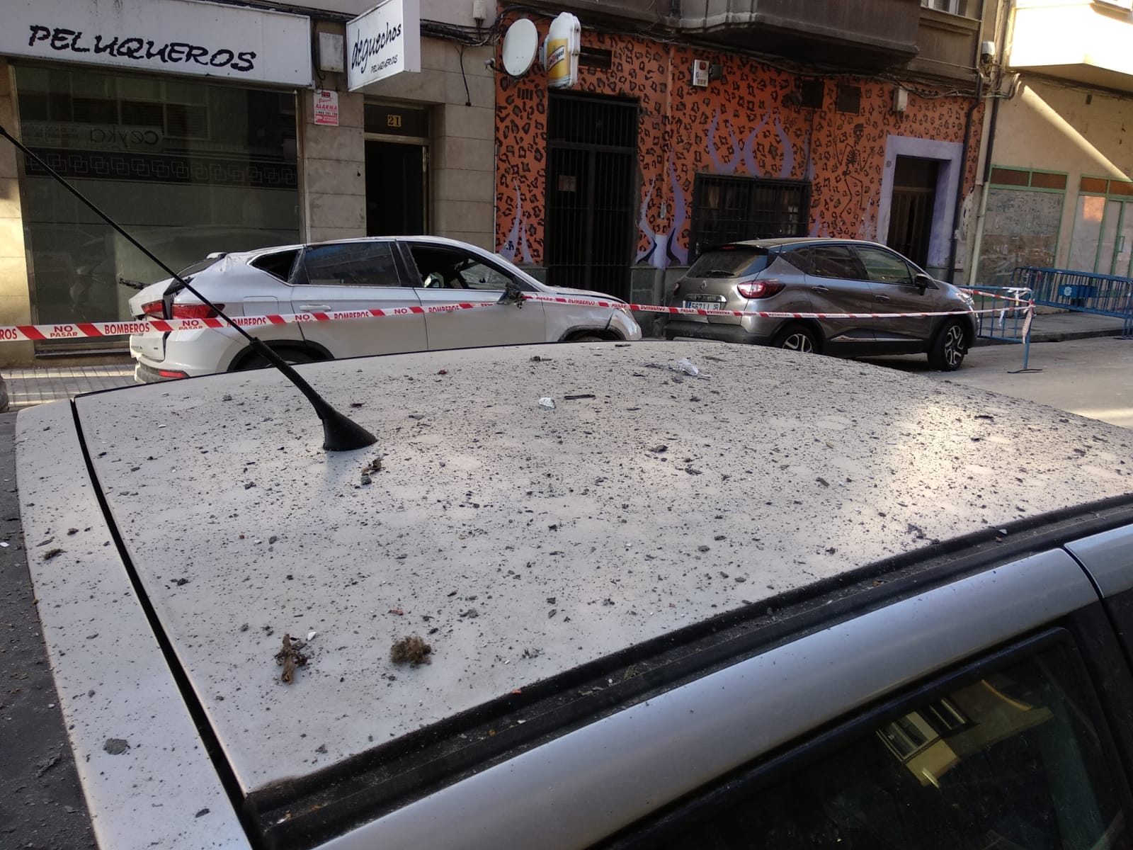 Abre al tráfico la calle Alcón tras la retirada de escombros de la explosión de un edificio.