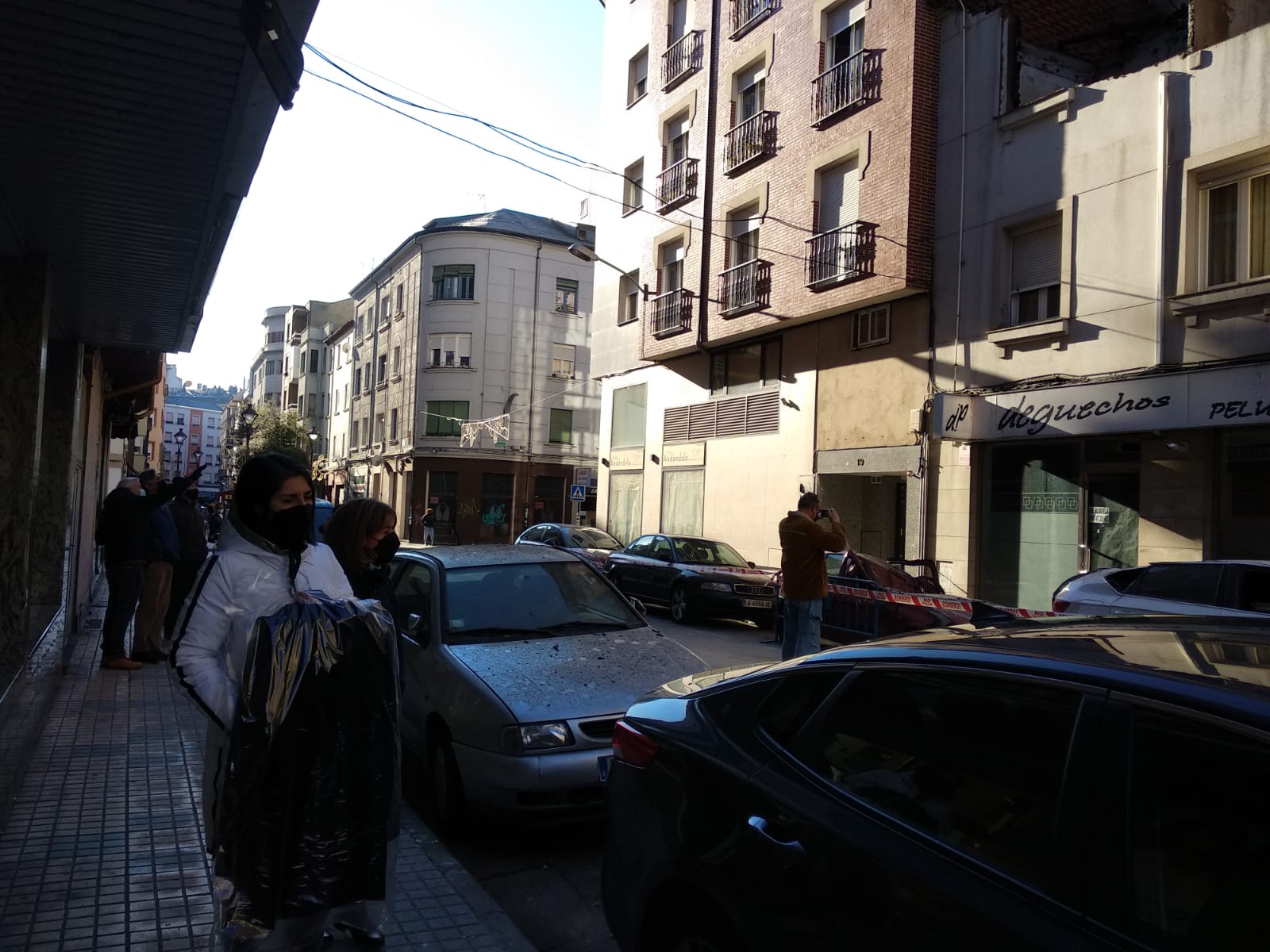 Abre al tráfico la calle Alcón tras la retirada de escombros de la explosión de un edificio.