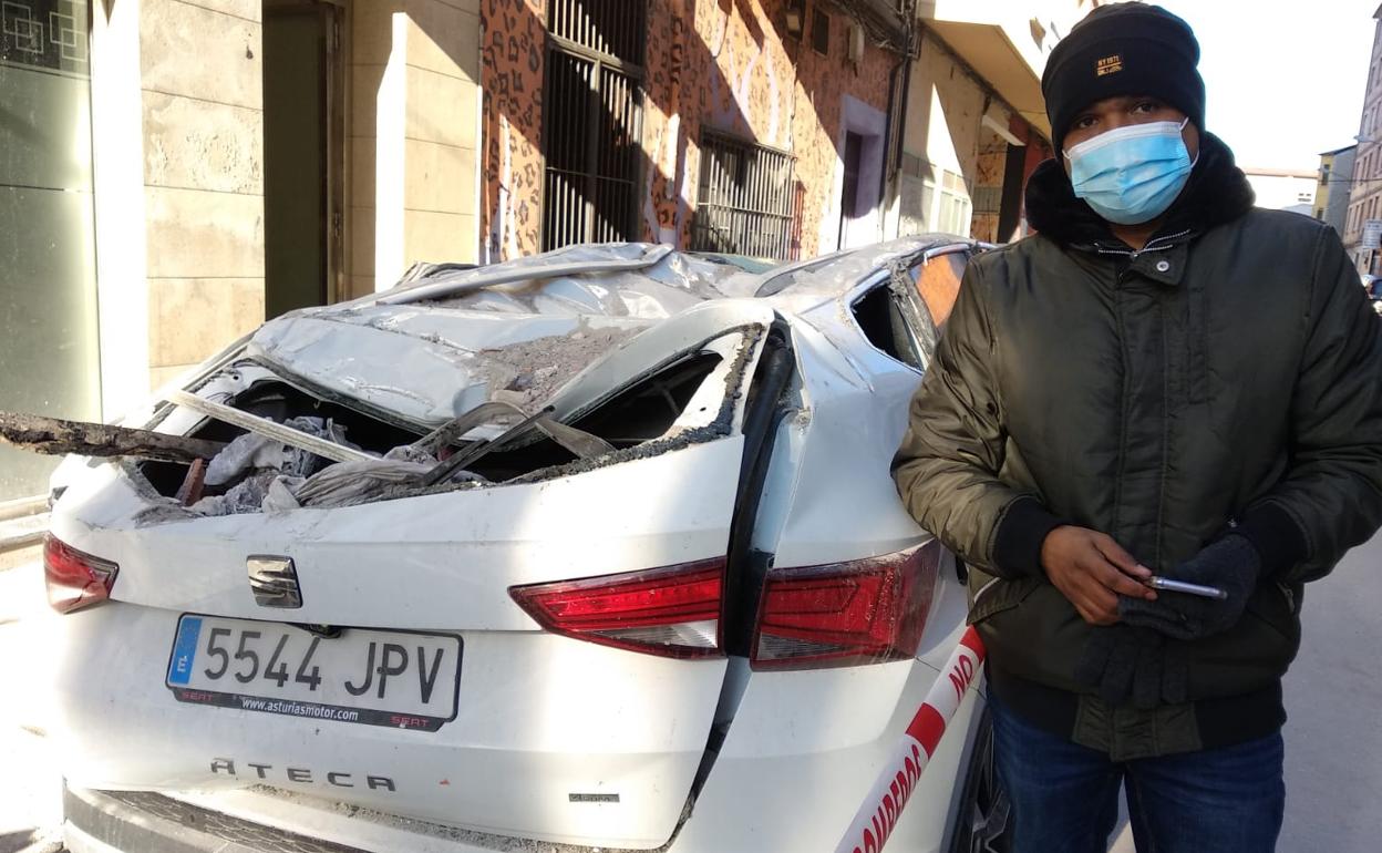 José Martínez Castillo, junto a su coche que resultó siniestro total como consecuencia de la explosión.