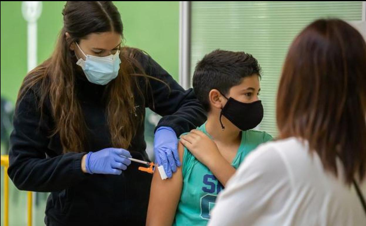 Una enfermera vacuna contra la Covid-19 a un menor en Ciudad Rodrigo.