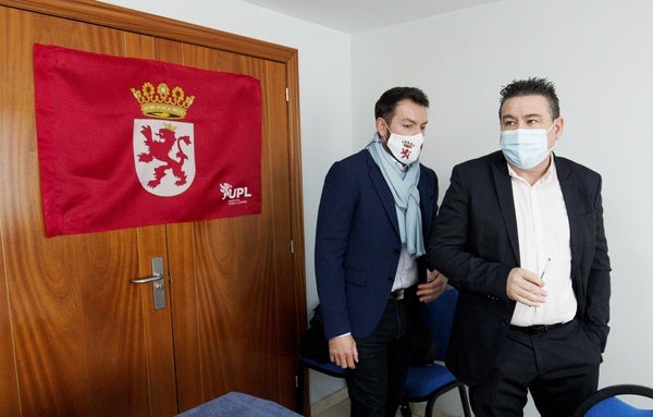 El candidato de UPL a las Cortes, Luis Mariano Santos (C), junto al portavoz de la gestora de UPL-Bierzo y número 3 de la lista, José Ramón García (4I), y los candidatos provinciales, durante la presentación de su candidatura.