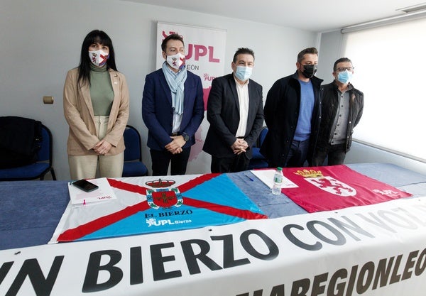 El candidato de UPL a las Cortes, Luis Mariano Santos (C), junto al portavoz de la gestora de UPL-Bierzo y número 3 de la lista, José Ramón García (4I), y los candidatos provinciales, durante la presentación de su candidatura.