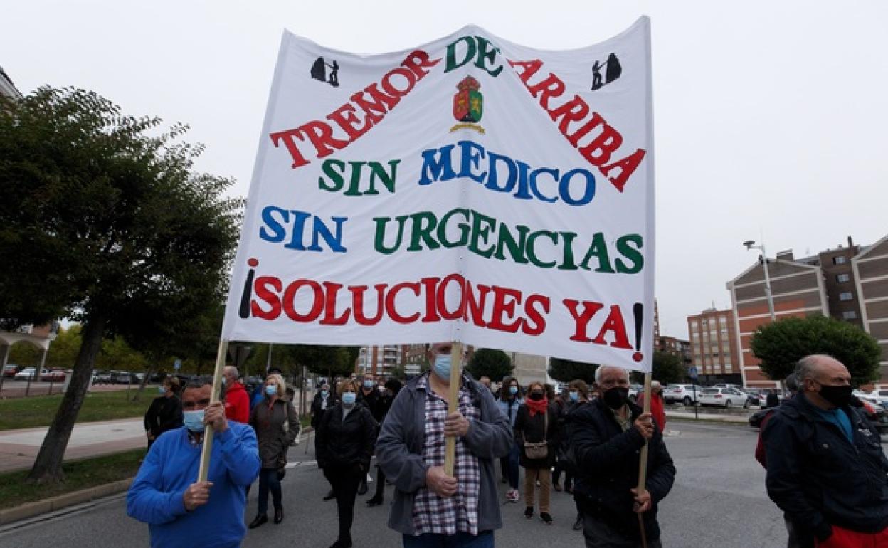 Protesta de los vecinos de Igüeña en demanda de la apertura de consultorios médicos.