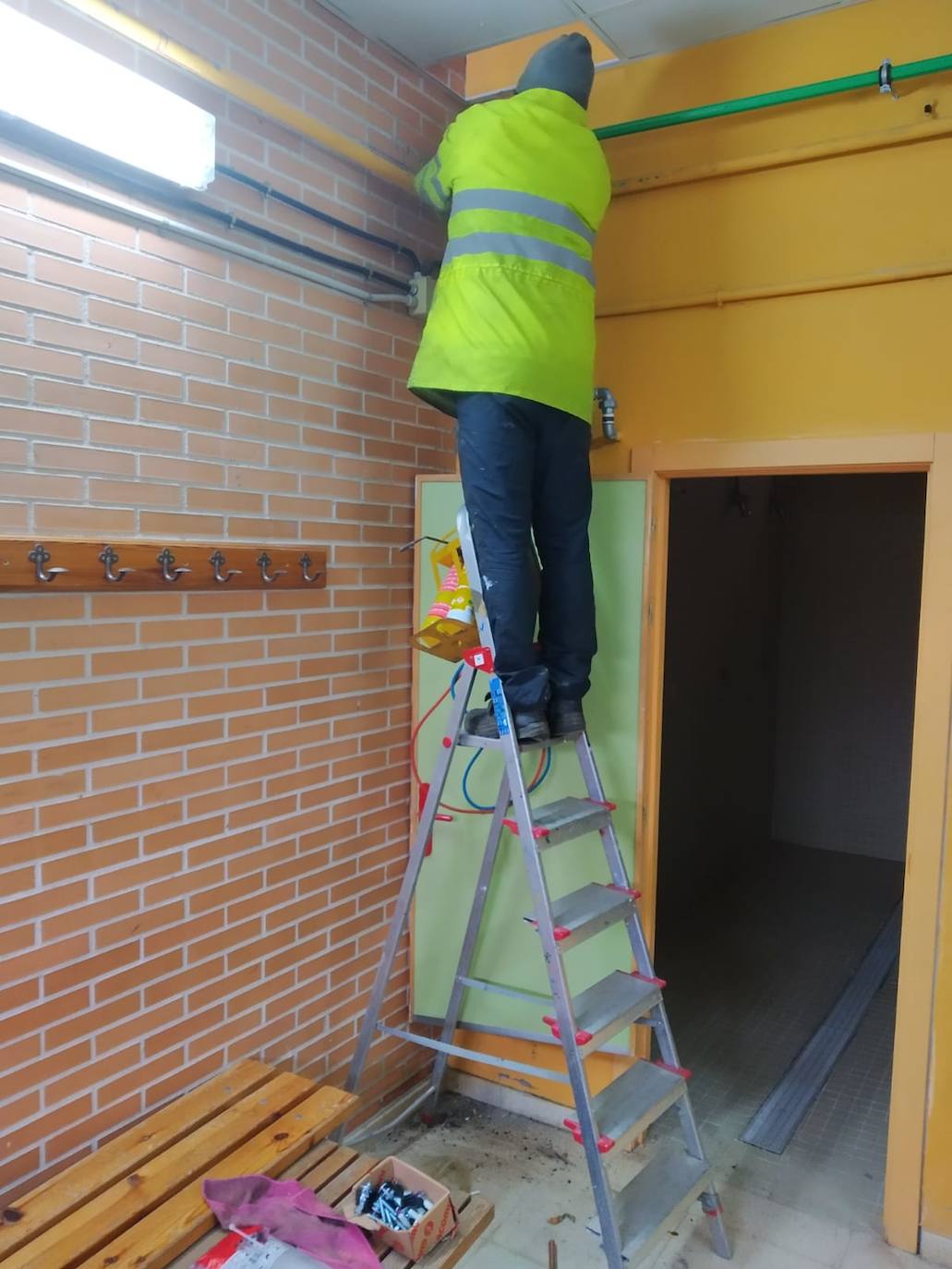 Obras de cambio de la tubería en el estadio municipal de atletismo Colomán Trabado de Ponferrada.