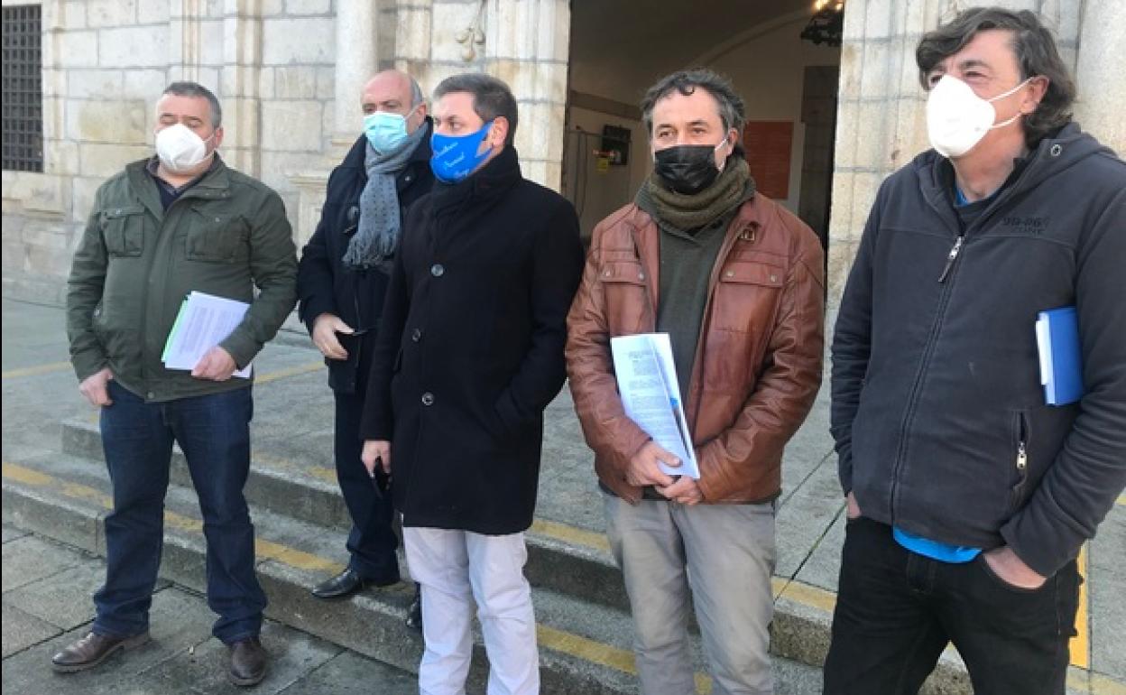 El concejal de Medio Rural de Ponferrada (C) junto a los alcaldes de barrio de Compludo, Carracedo de Compludo y Palacios de Compludo.