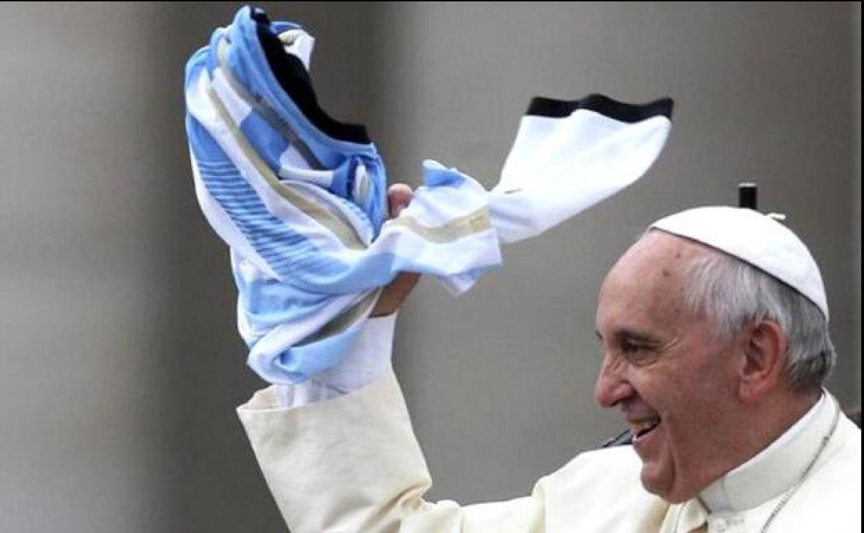 El papa Francisco, con la camiseta de Argentina, durante una recepción oficial.