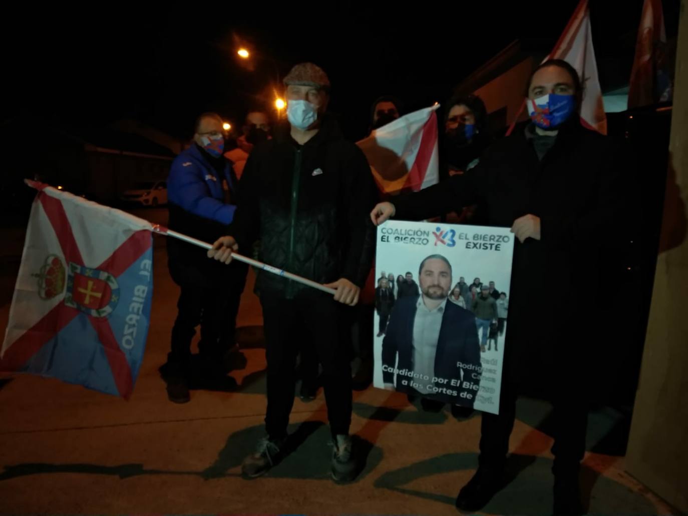 El cabeza de lista de CB, Raúl Rodríguez Canca, y el número cuatro, Luciano Arias, portavoz de El Bierzo Existe, en la pegada de carteles en San Andrés de Montejos.