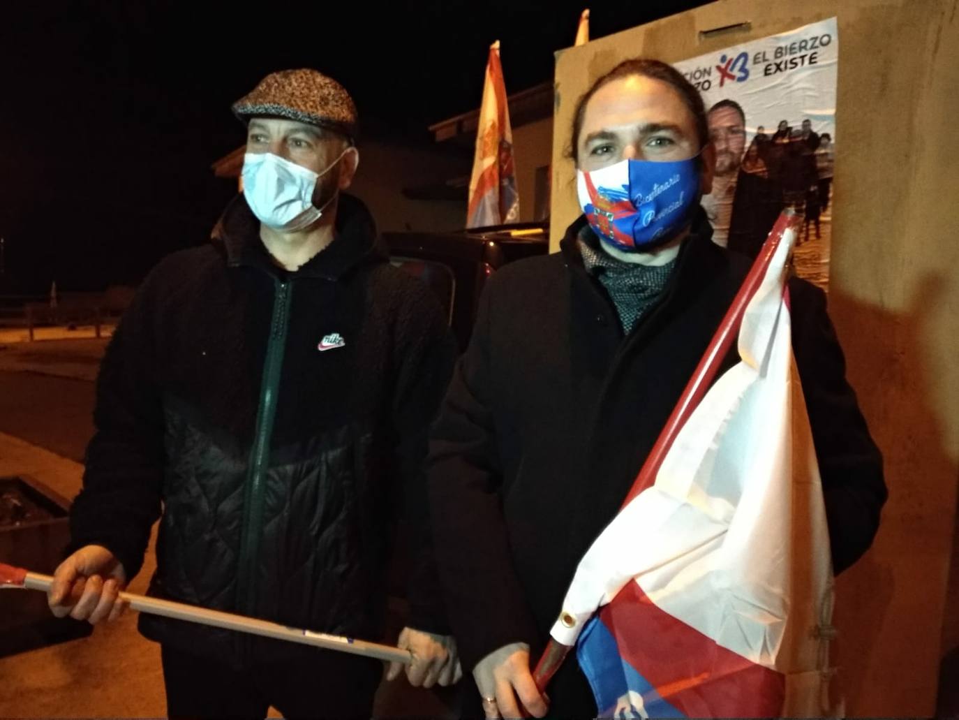 El cabeza de lista de CB, Raúl Rodríguez Canca, y el número cuatro, Luciano Arias, portavoz de El Bierzo Existe, en la pegada de carteles en San Andrés de Montejos.