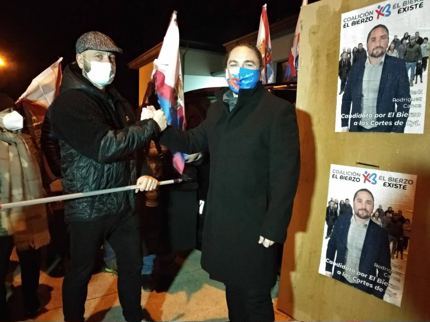 El cabeza de lista de CB, Raúl Rodríguez Canca, y el número cuatro, Luciano Arias, portavoz de El Bierzo Existe, en la pegada de carteles en San Andrés de Montejos.
