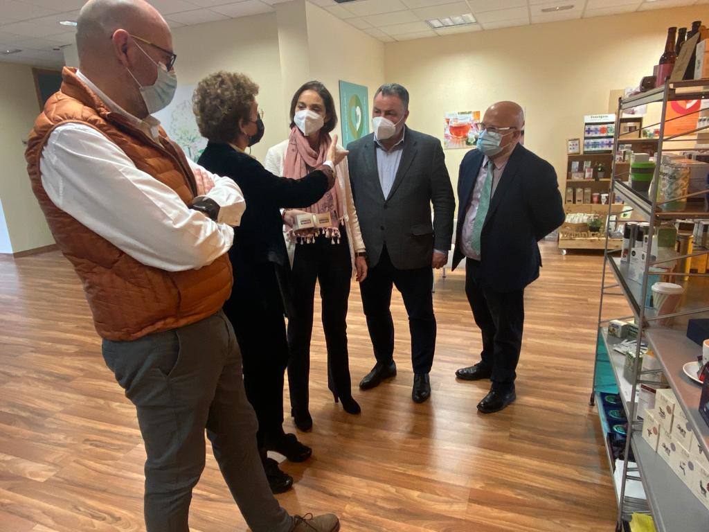 La ministra de Industria (2D), en su visita a las instalaciones de la empresa Pharmadus Botanicals en Camponaraya. 