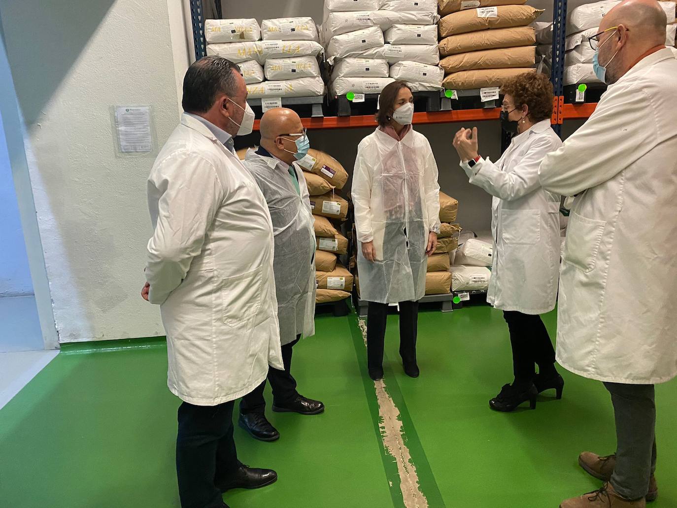 La ministra de Industria (2D), en su visita a las instalaciones de la empresa Pharmadus Botanicals en Camponaraya. 