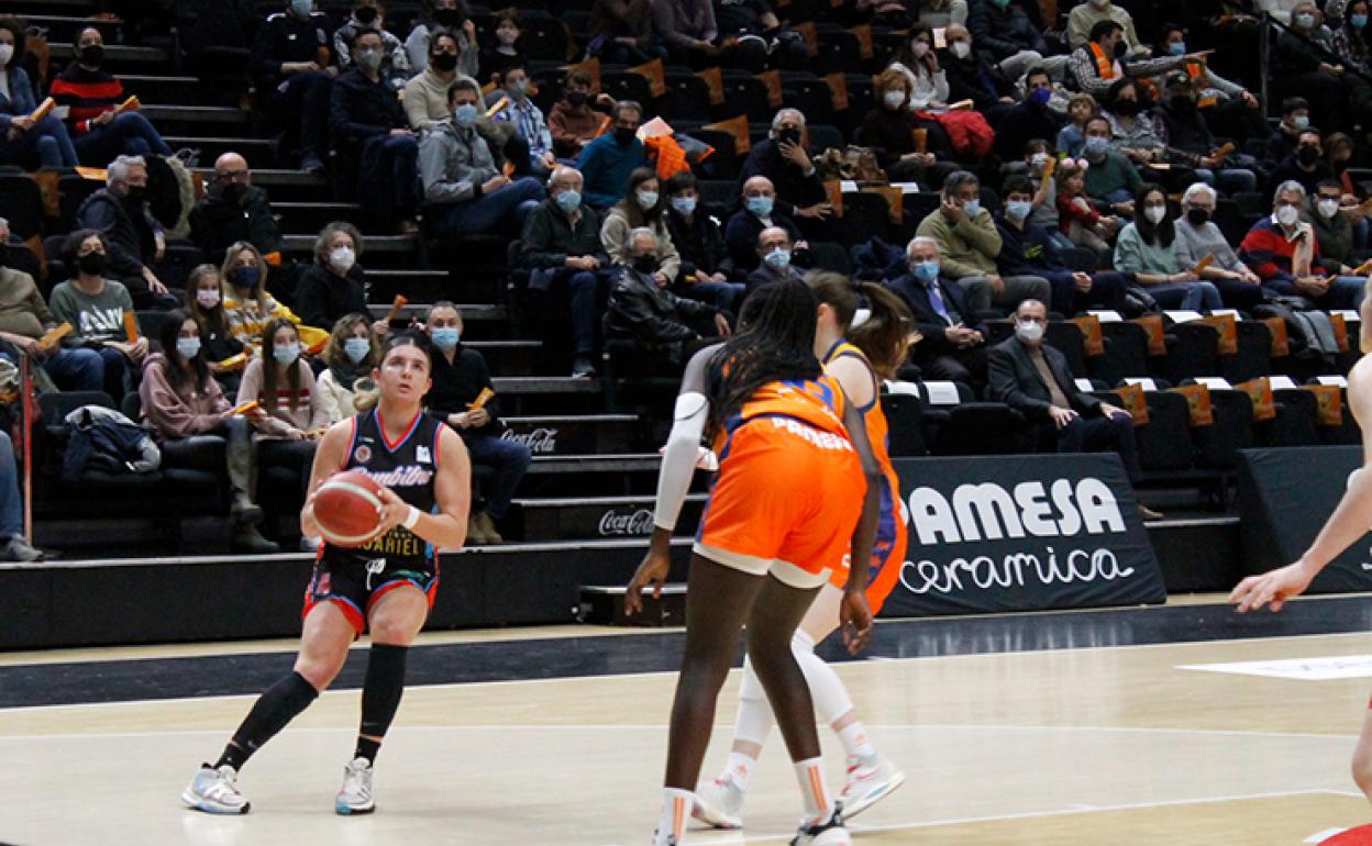 Un instante del partido disputado en la Fonteta de Valencia.