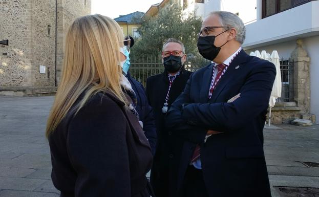 Olegario Ramón conversa con los ediles en la plaza de la Encina.