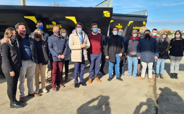 Foto de familia de la visita del consejero a la provincia de León.