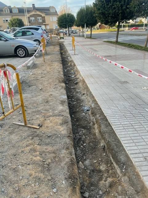 Trabajos de acondicionamiento como aparcamiento del solar del antiguo cuartel de la Guardia Civil en Ponferrada.