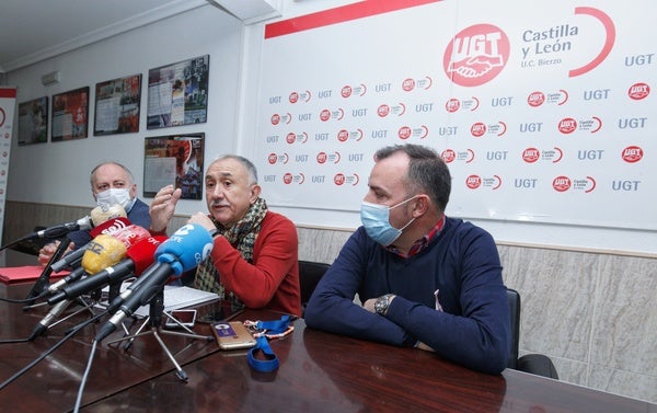 El secretario confederal de UGT, Pepe Álvarez, durante la rueda de prensa previa a la asamblea con los delegados de la provincia para explicar la reforma laboral, junto al secretario general autonómico, Faustino Temprano.