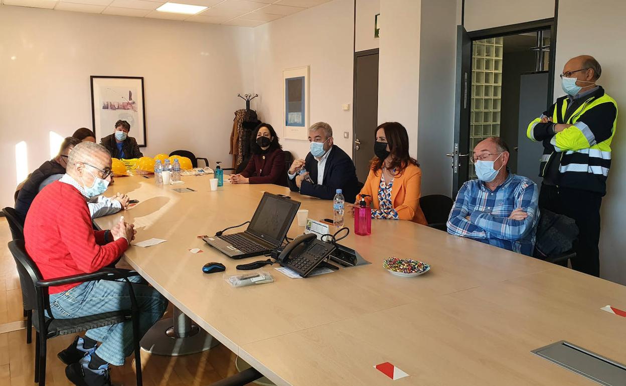 Carlota Amigo visita Aceros Roldán junto al eurodiputado Luis Garicano.