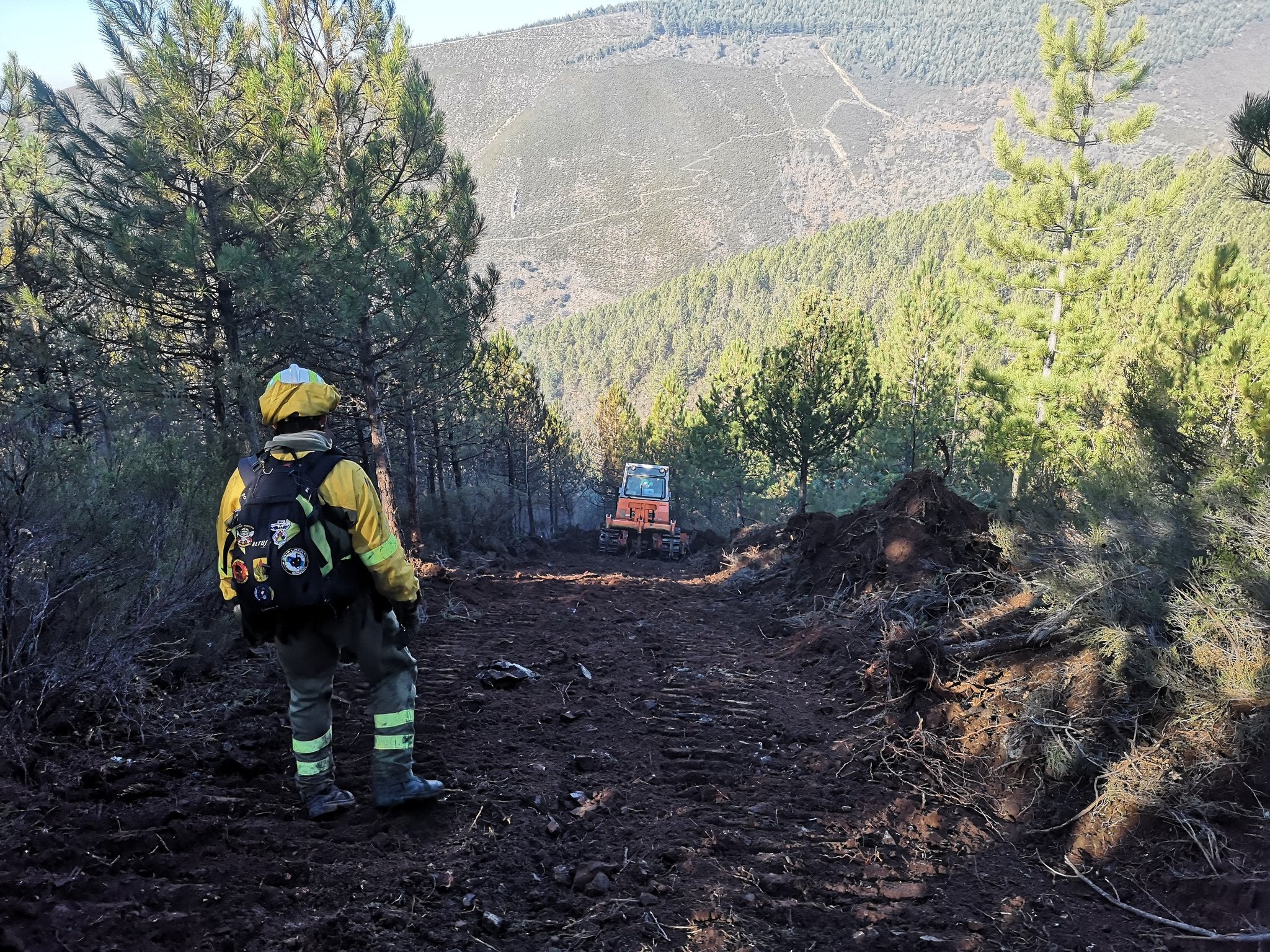 Varios brigadistas y helicópteros trabajan en la extinción de un incendio decretado este martes.