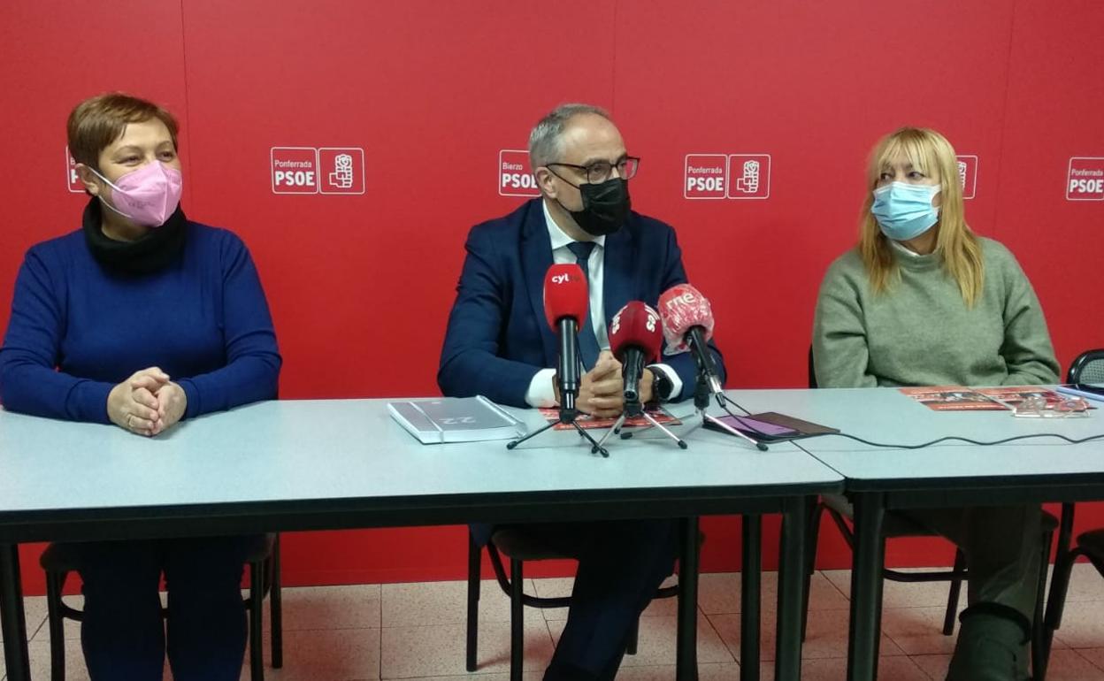 Olegario Ramón, Carmen Morán y Carmen Doel, en la presentación de la revista 'Puente de hierro' del PSOE de Ponferrada.